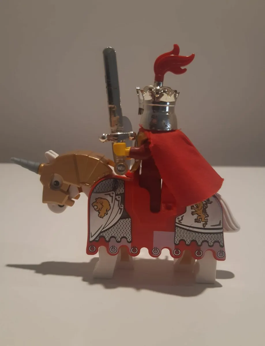 Lego Kingdoms King minifigure with horse *Rare* - Image 3