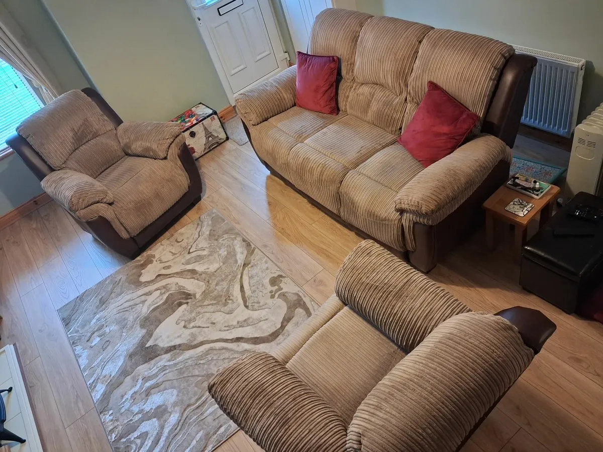 Suite of furniture - Image 1
