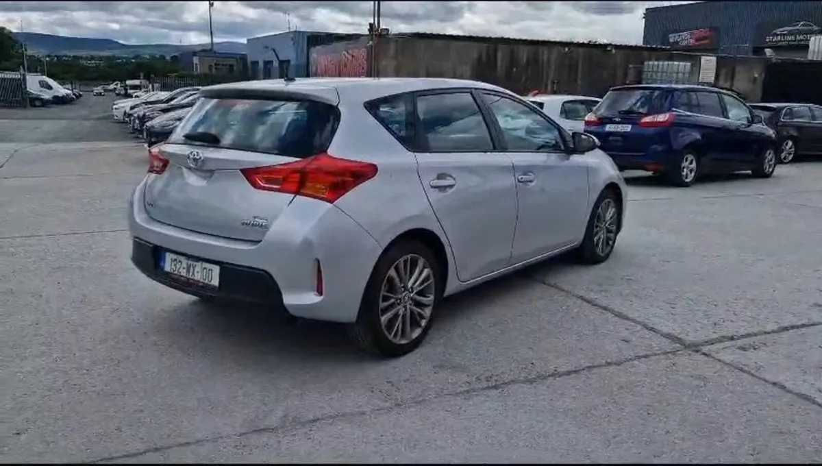 Toyota Auris 2013 - Image 2