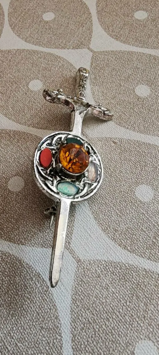 Silvertone Scottish brooch - Image 1