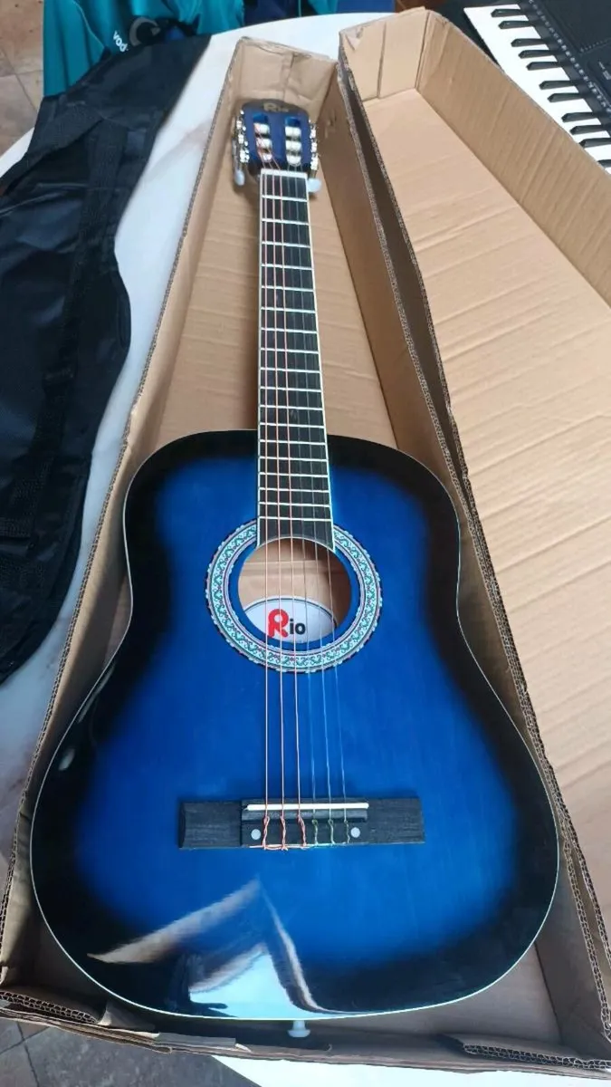 Riot new 3/4 guitar in blueburst, bag, strings, D1 - Image 1