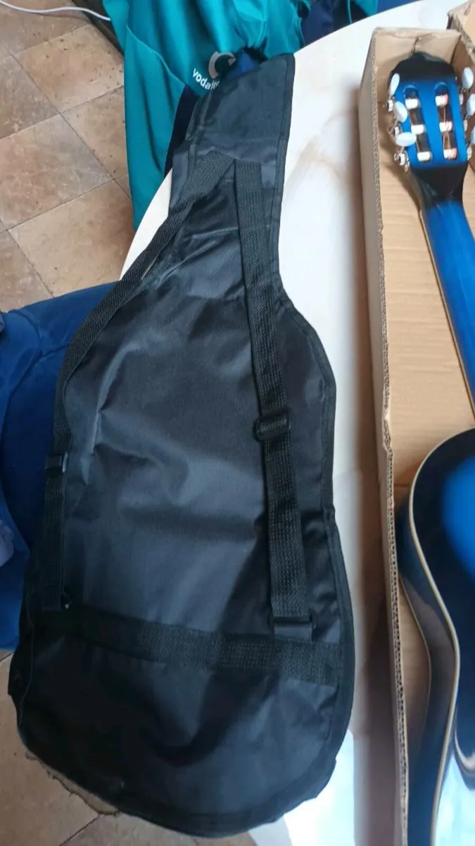 Riot new 3/4 guitar in blueburst, bag, strings, D1 - Image 3