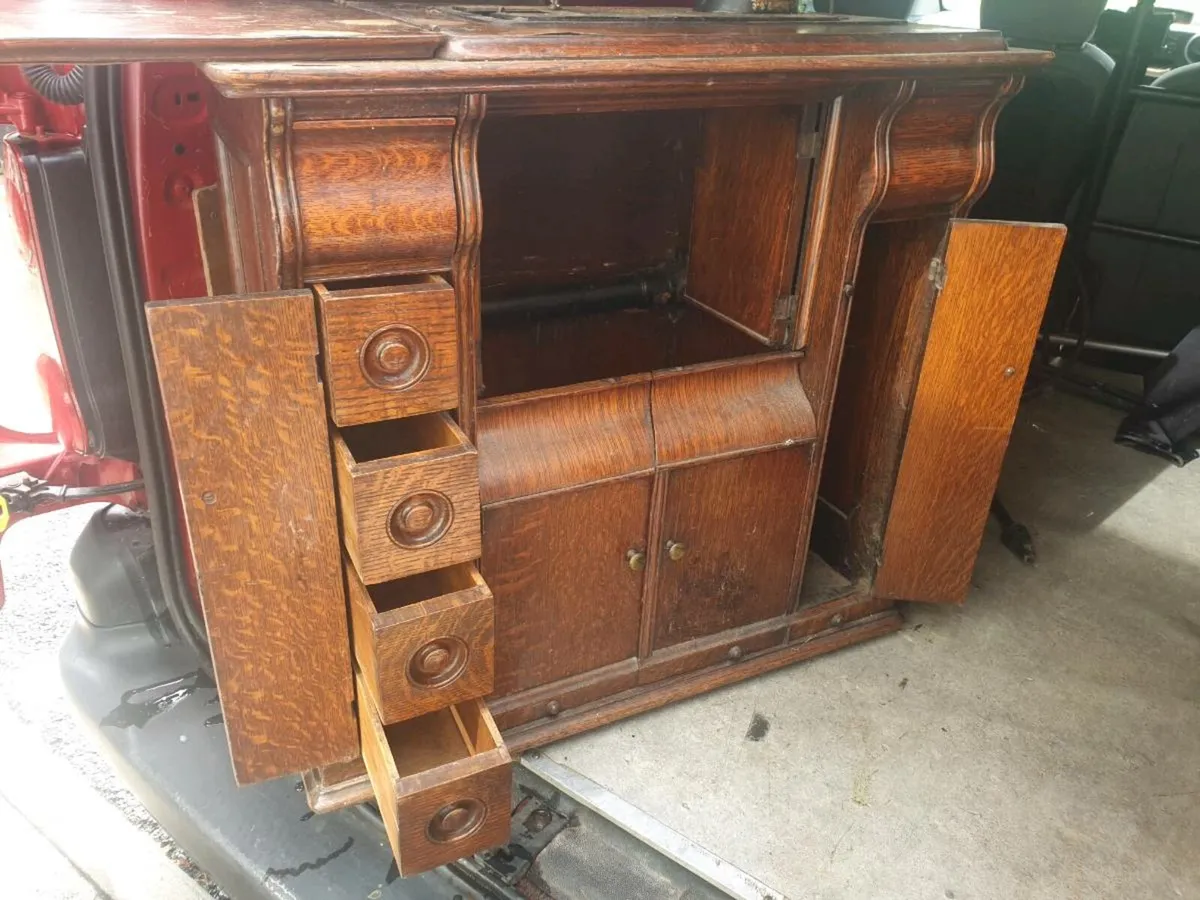 OLD SINGER SEWING MACHINE - Image 1