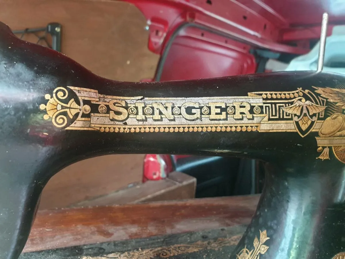 OLD SINGER SEWING MACHINE - Image 4
