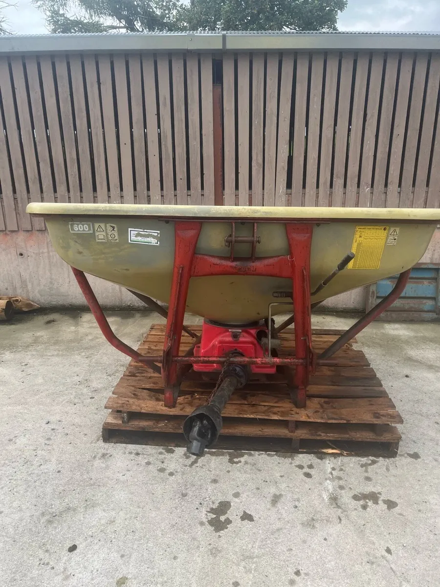 Cosmo 600 Fertilizer Sower - Image 1