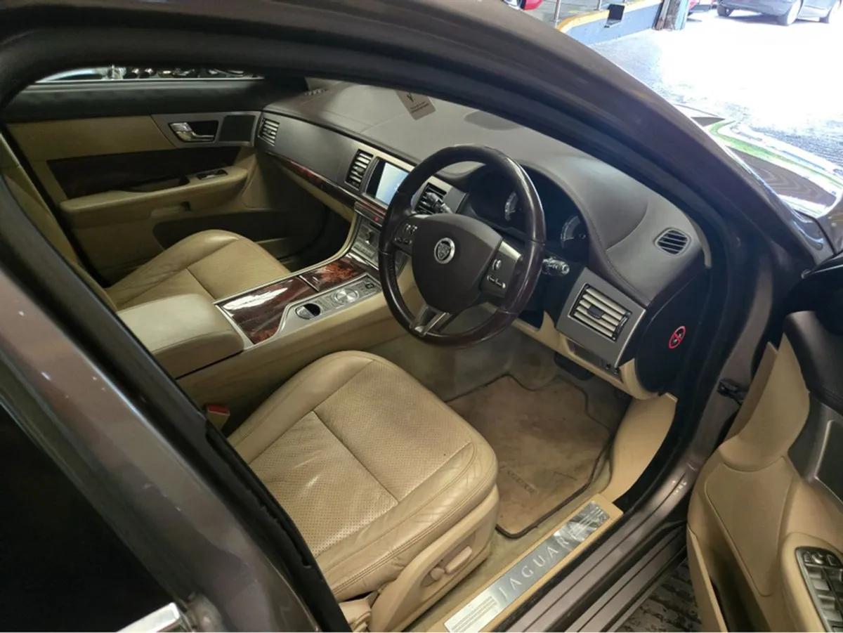 Jaguar XF 3.0 Diesel Premium Luxury D 4DR Auto// - Image 2