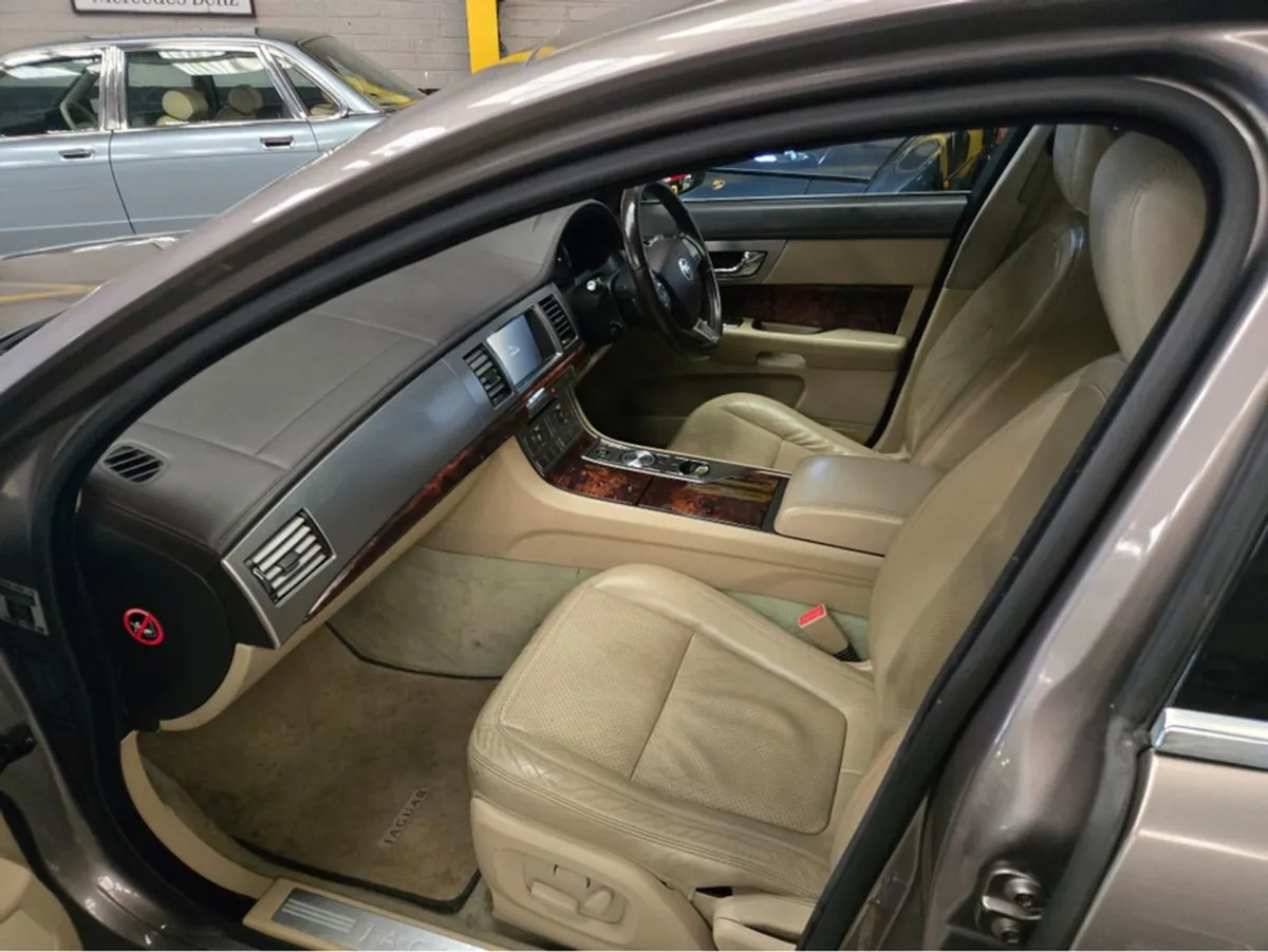 Jaguar XF 3.0 Diesel Premium Luxury D 4DR Auto// - Image 3
