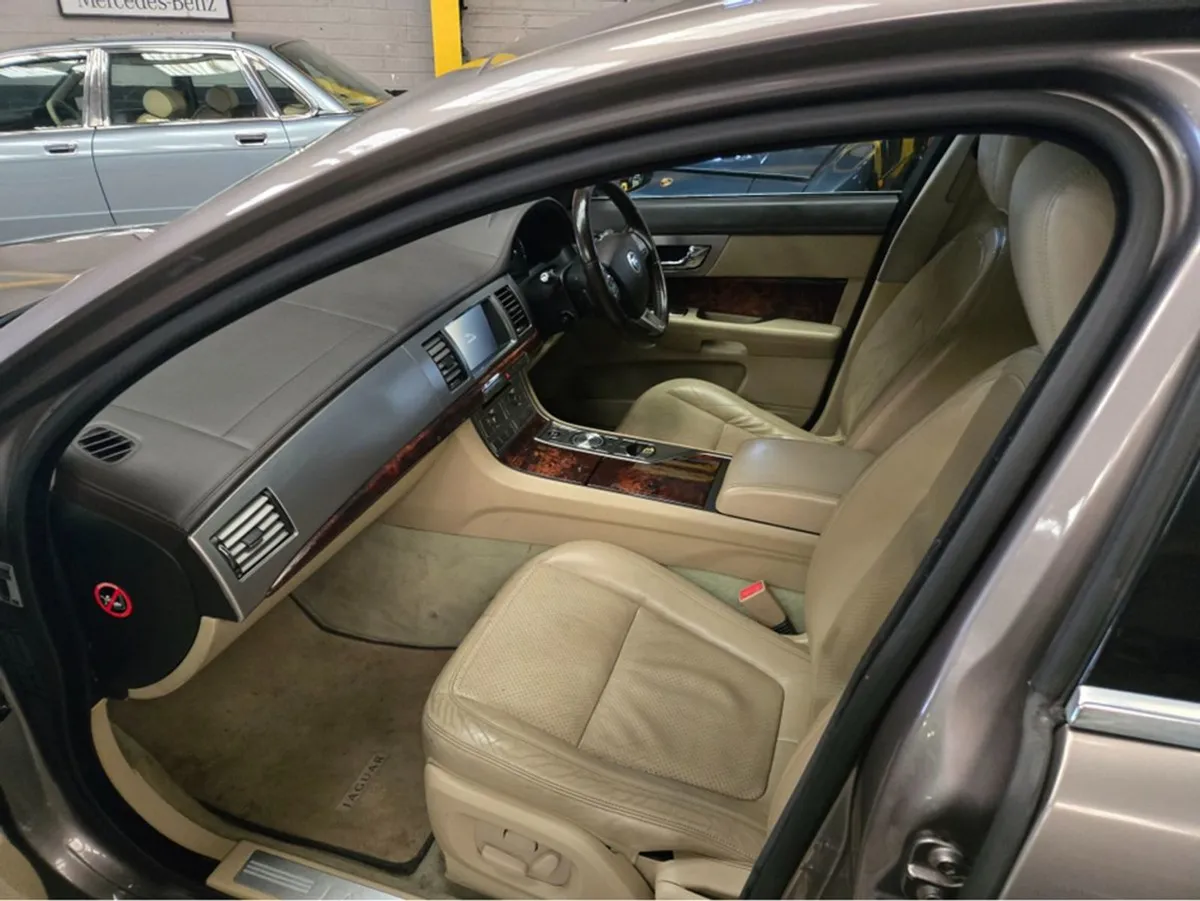 Jaguar XF 3.0 Diesel Premium Luxury D 4DR Auto// - Image 4