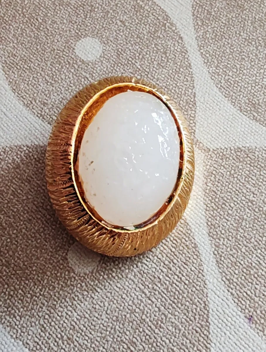 Vintage gold tone brooch - Image 1