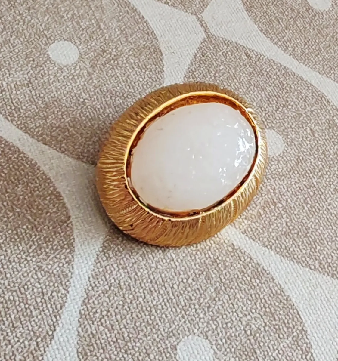 Vintage gold tone brooch - Image 4
