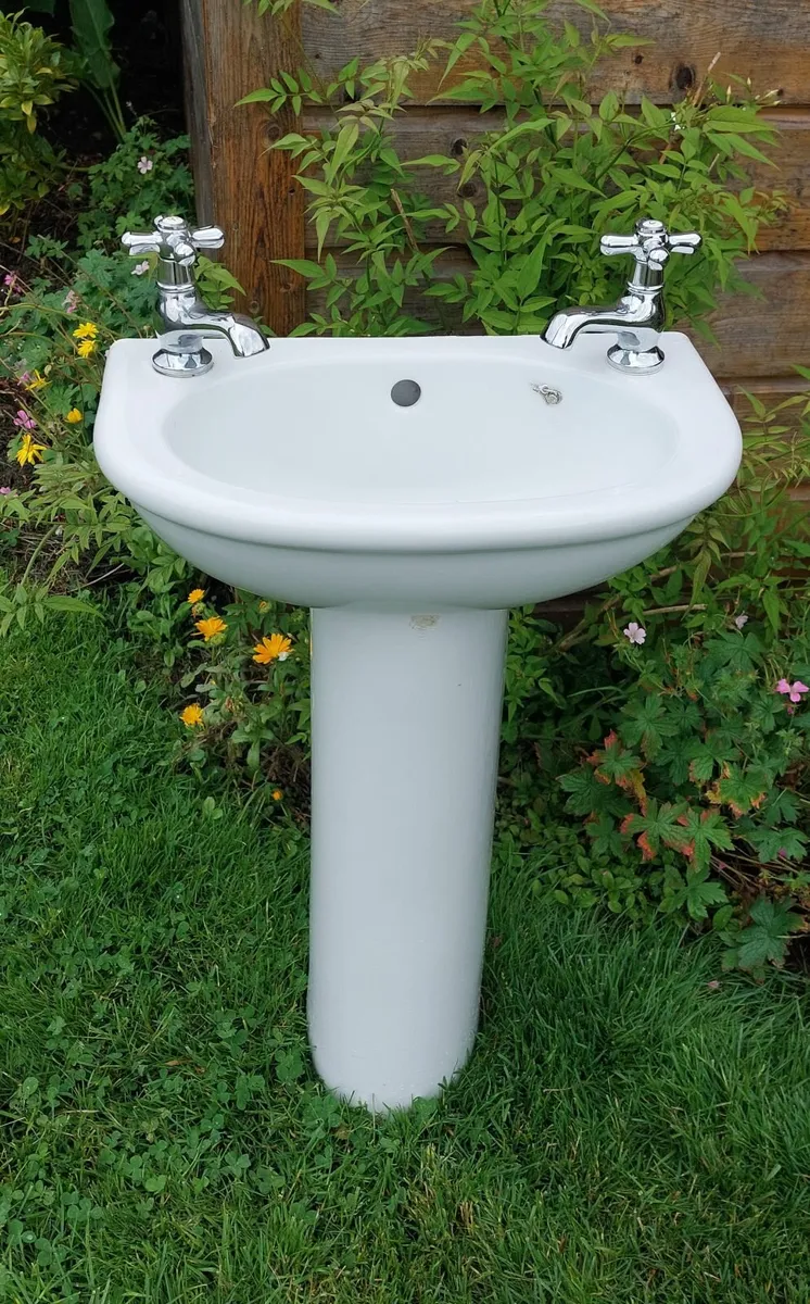Sink and pedestal - Image 1