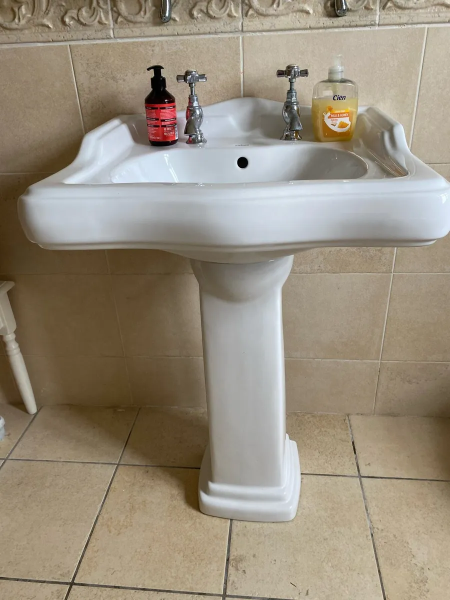 Toilet and Sink with pedestal - Image 1