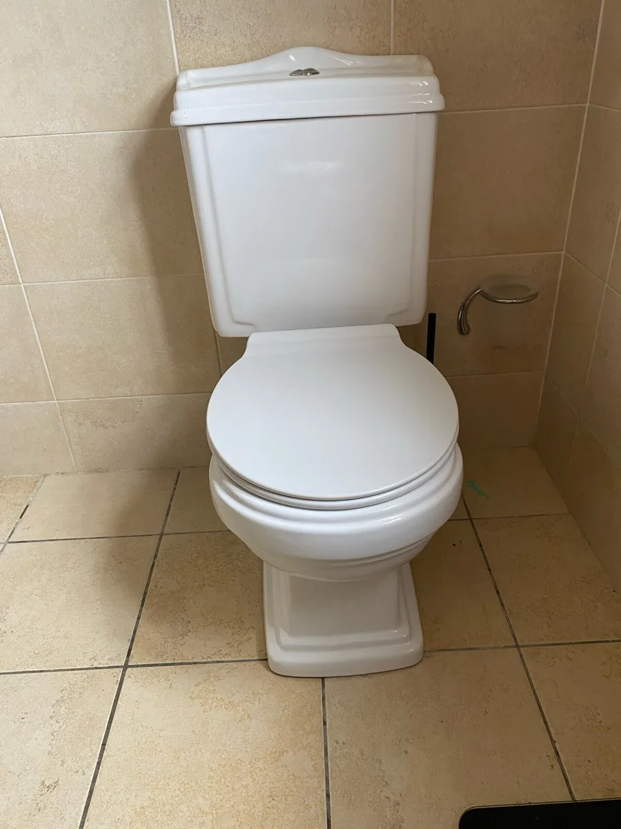 Toilet and Sink with pedestal - Image 2