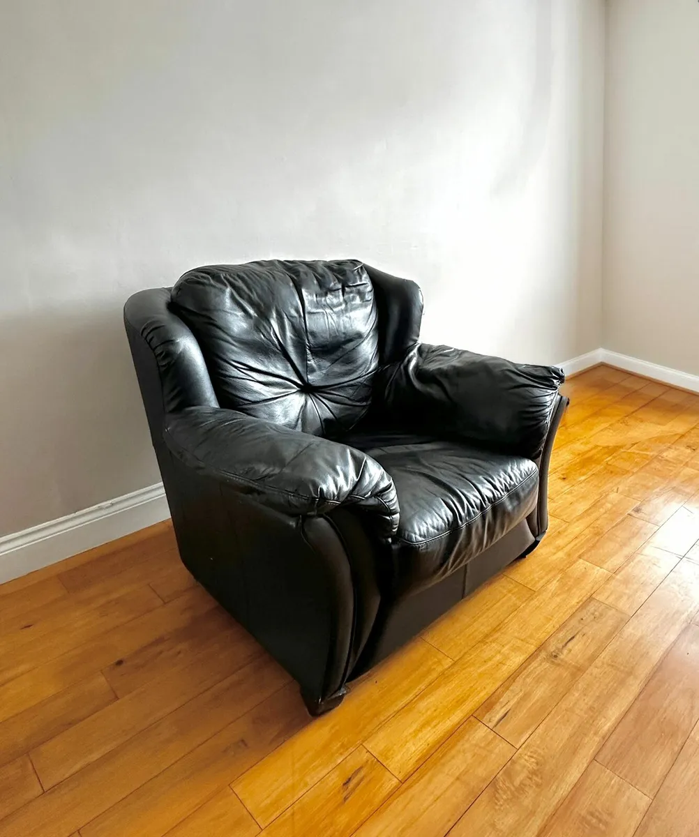 Leather couch & single chair - Image 4
