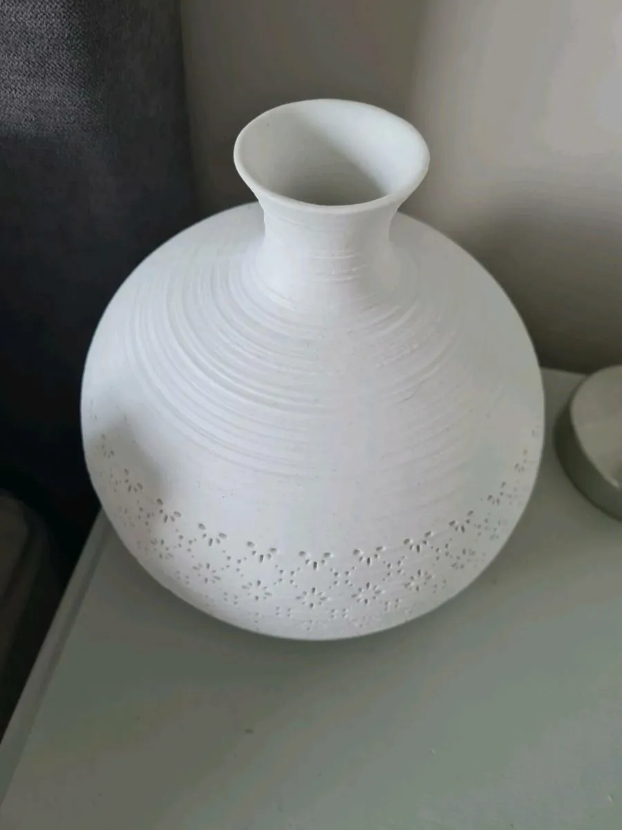 LED White Vase Lamp - Image 1