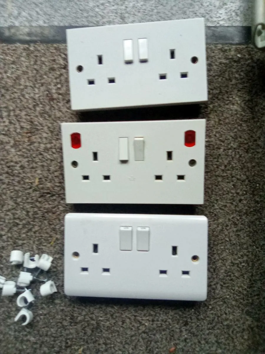 3. TWIN.  SOCKETS .SWITCH LIGHT JOINT BOX CLIPS - Image 4