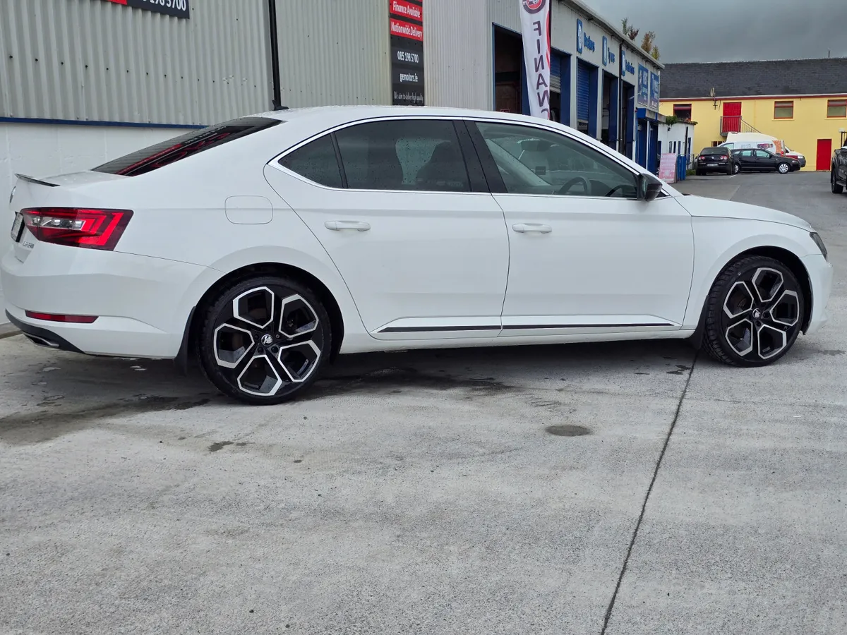 Skoda Superb 2016 2.0 150bhp Style with Sportline - Image 3