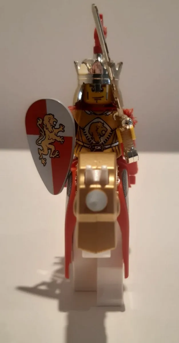 Lego Kingdoms King minifigure with horse *Rare* - Image 1