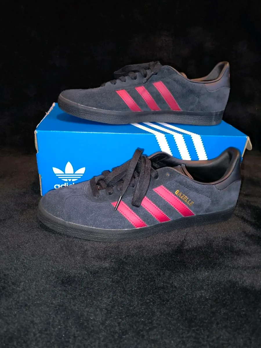 New Adidas Gazelle Trainers Dark Blue & Red stripe - Image 1