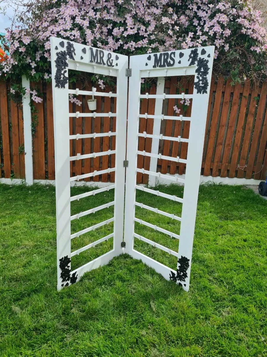 Crisp Wall Stand for Hire - Image 1