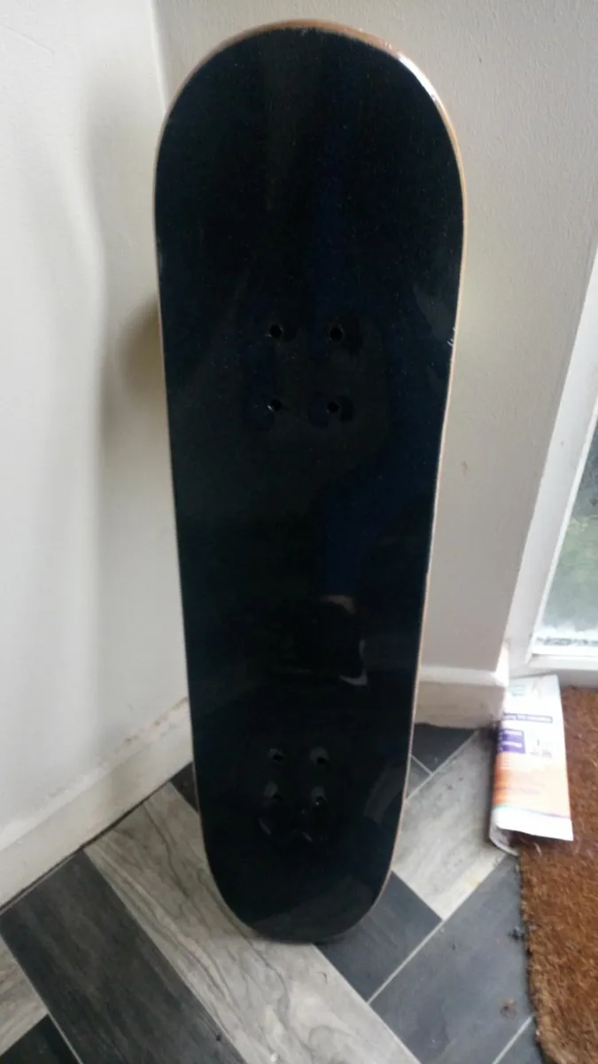 Skateboard - Image 3