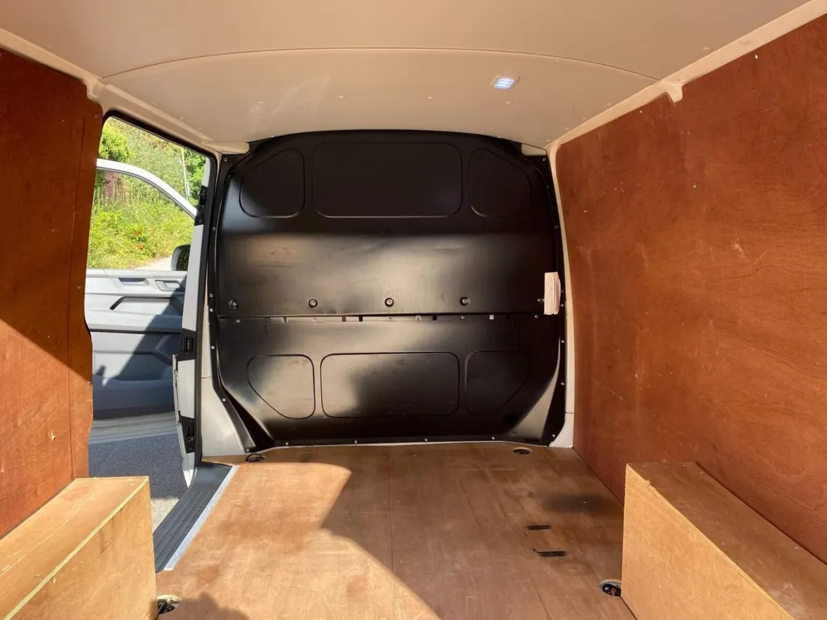 Volkswagen Transporter 2021 - Image 4