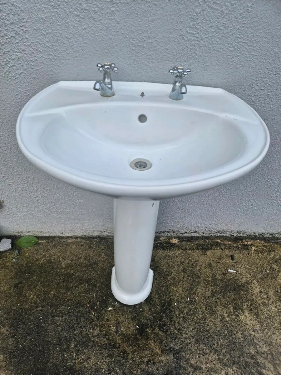 Pedestal sink - Image 1