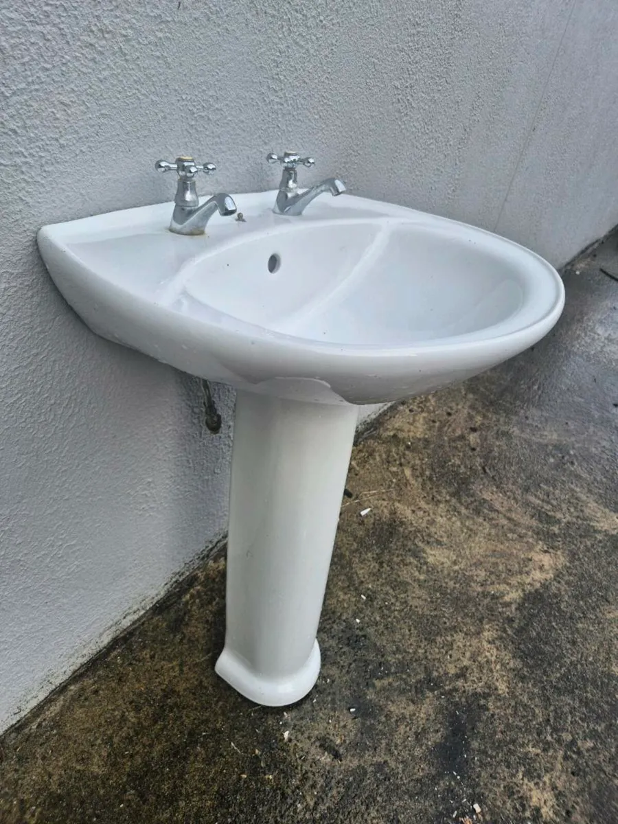 Pedestal sink - Image 2