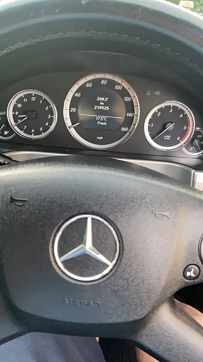 Mercedes-Benz E-Class 2010 - Image 2