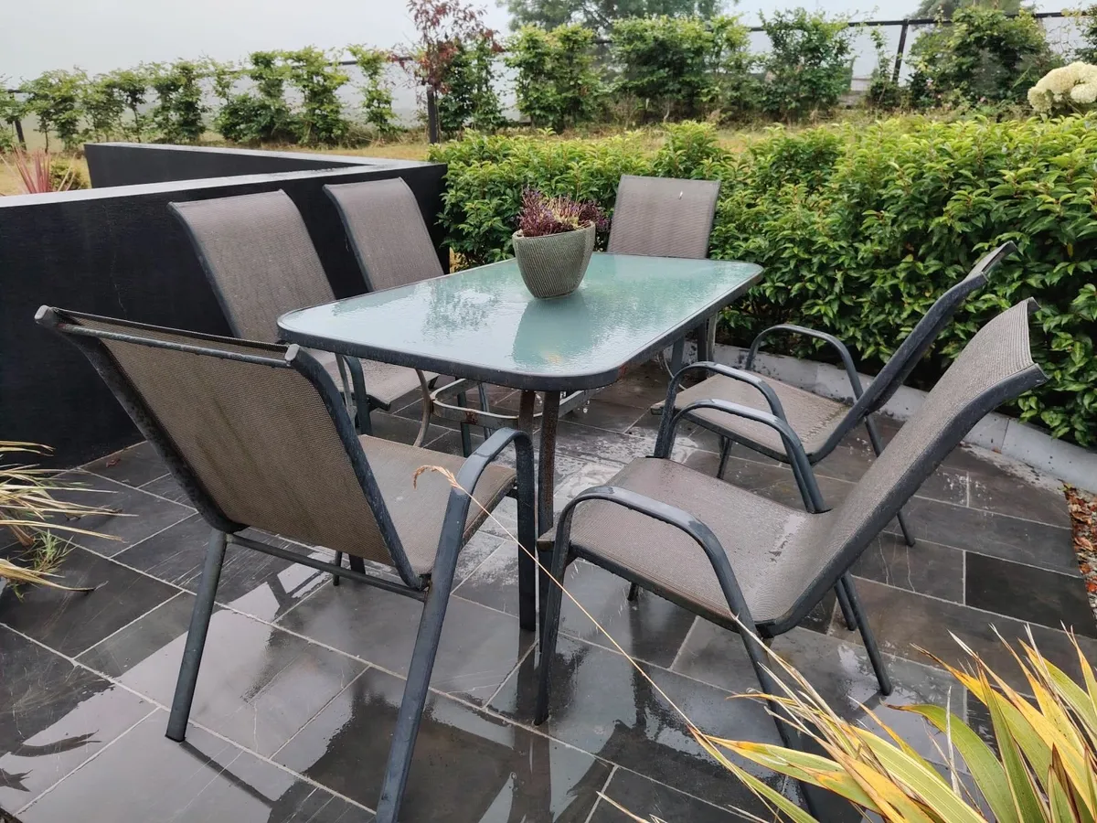 Table and chairs - Image 1