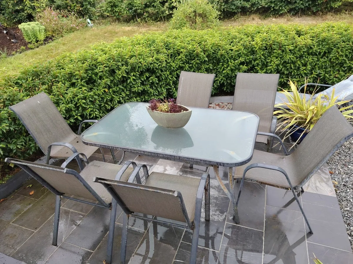 Table and chairs - Image 2