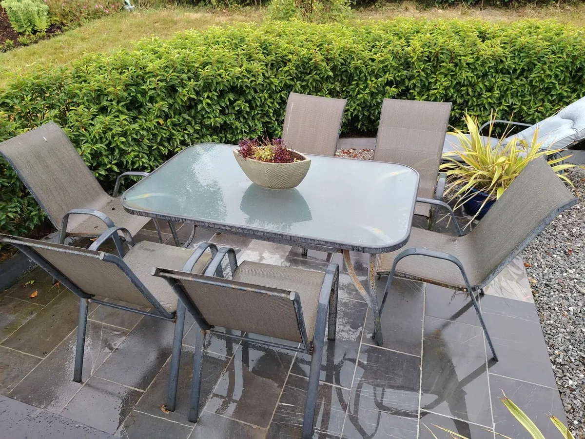 Table and chairs - Image 3