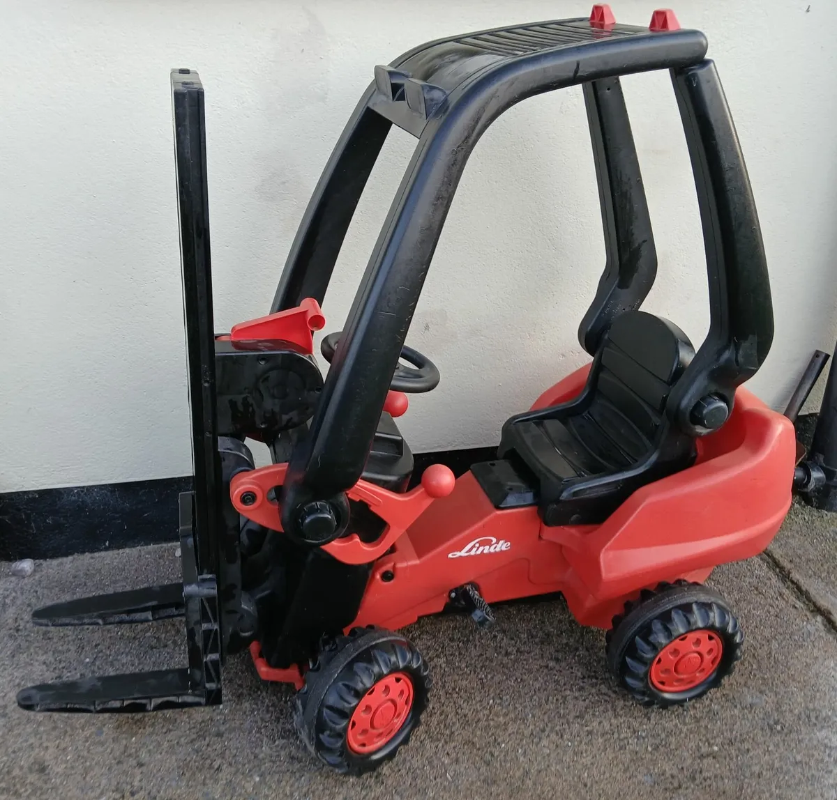 Childs ride on pedal forklift - Image 2