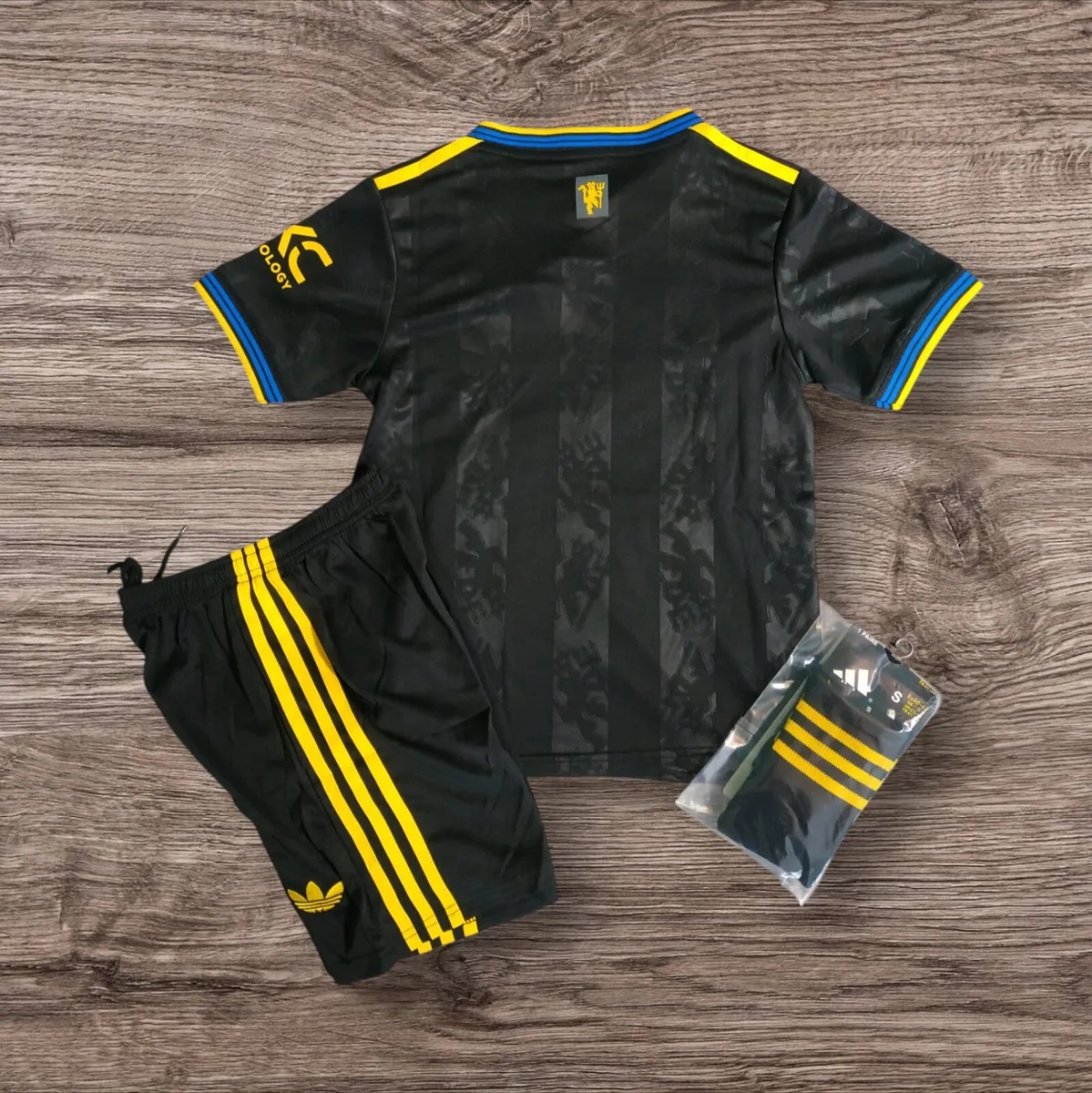 MAN UTD (3RD) KIDS FULL KIT , SIZE 6/7 to 12/13 yr - Image 2