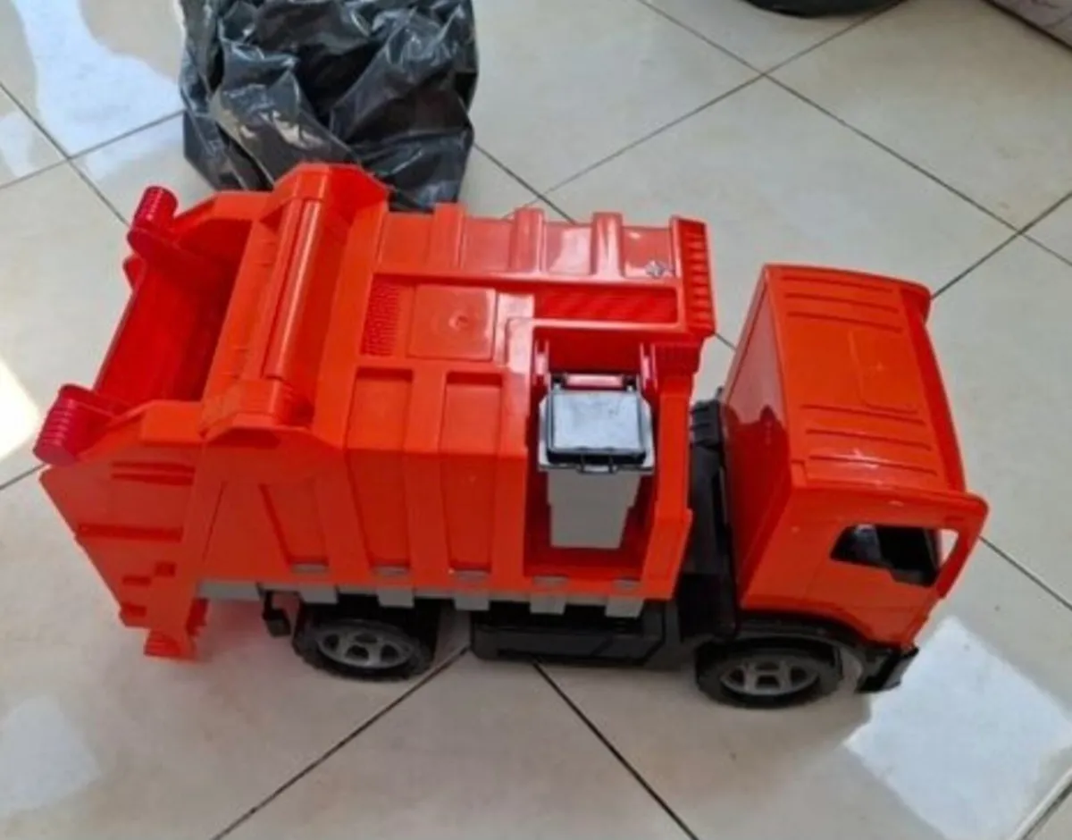 Large dump truck - Image 1
