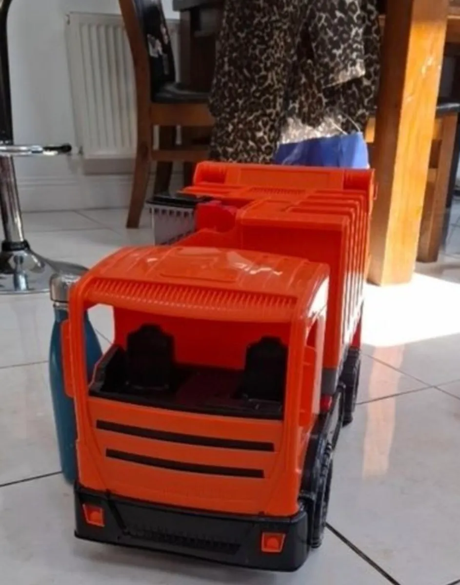 Large dump truck - Image 4