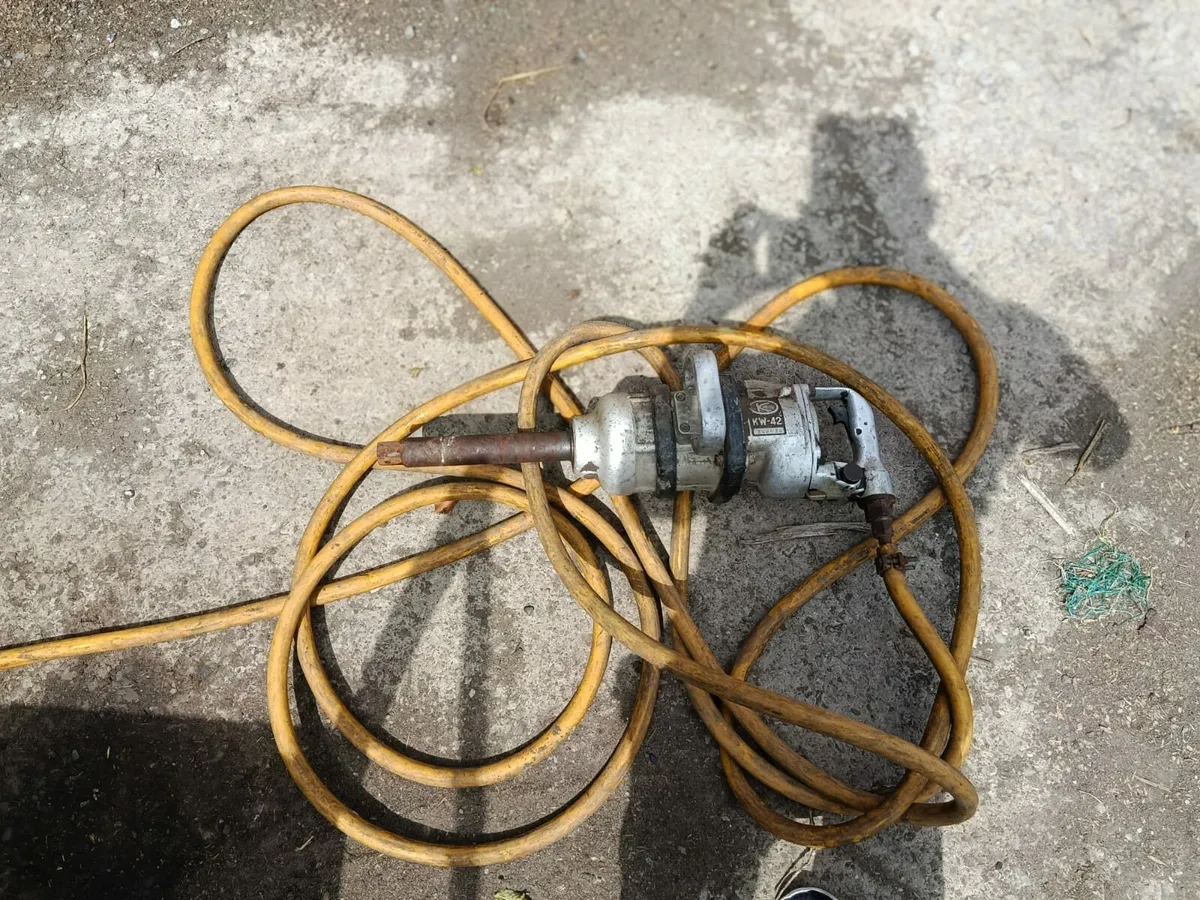 Port trailer, compressor and tyre changing gear - Image 2