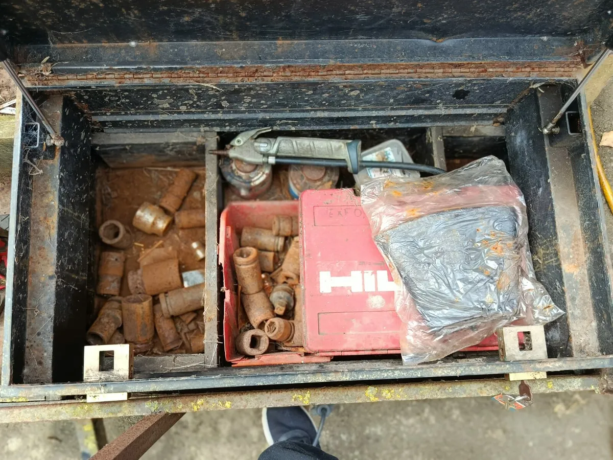 Port trailer, compressor and tyre changing gear - Image 3