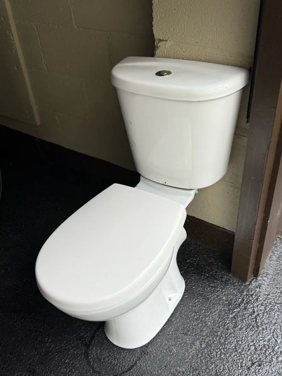 toilets - Image 2