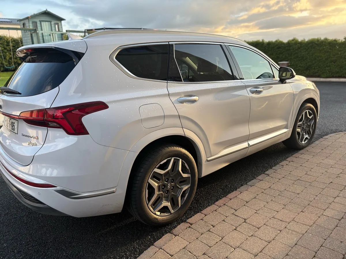 Hyundai Santa Fe 1.6 PHEV 4WD Auto Executive+ 212 - Image 3
