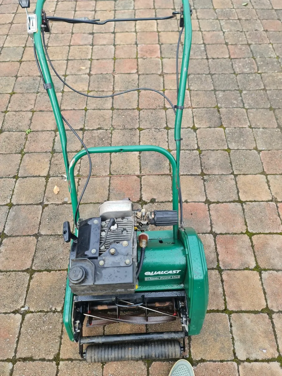 Qualcast Classic 35S Petrol  Lawnmower - Image 3