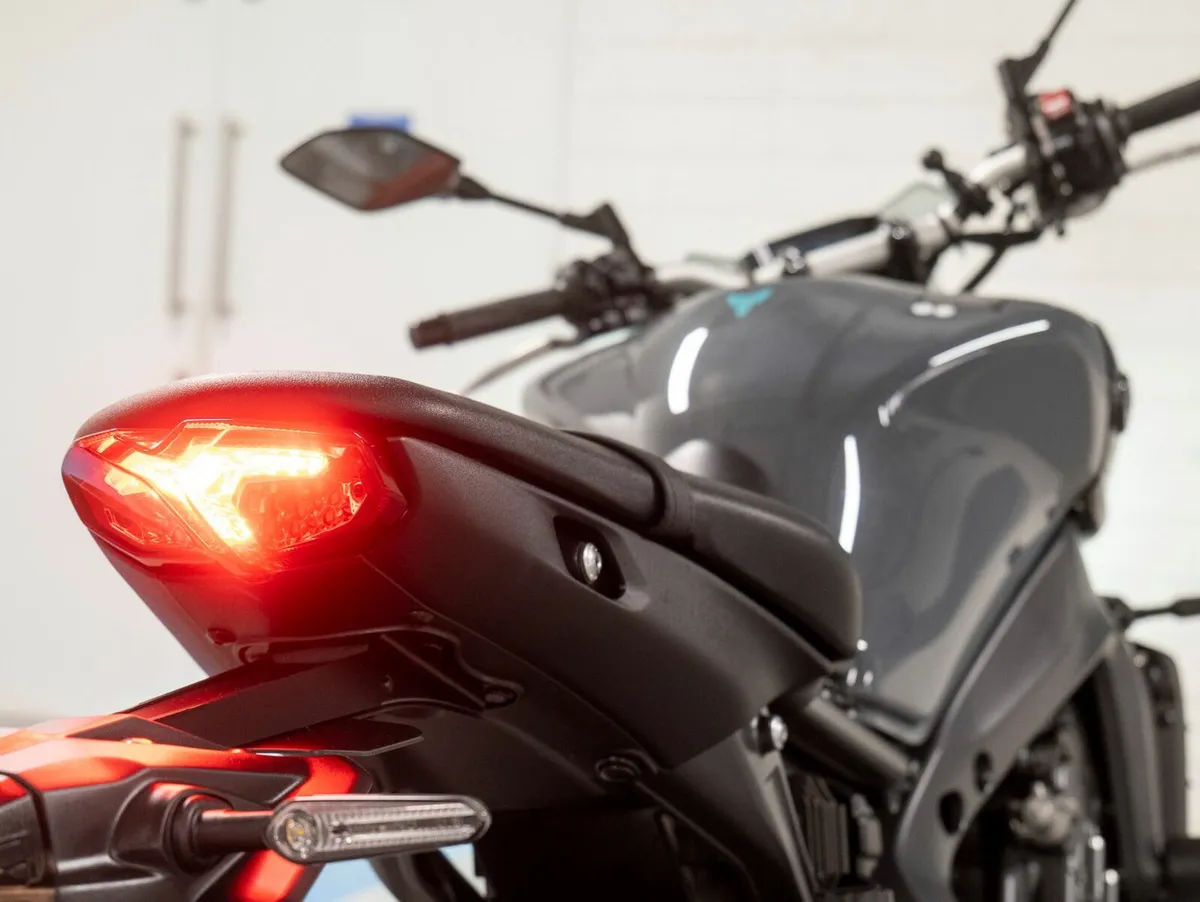 Yamaha MT-09 2024 Grey Cyan Storm - Image 3