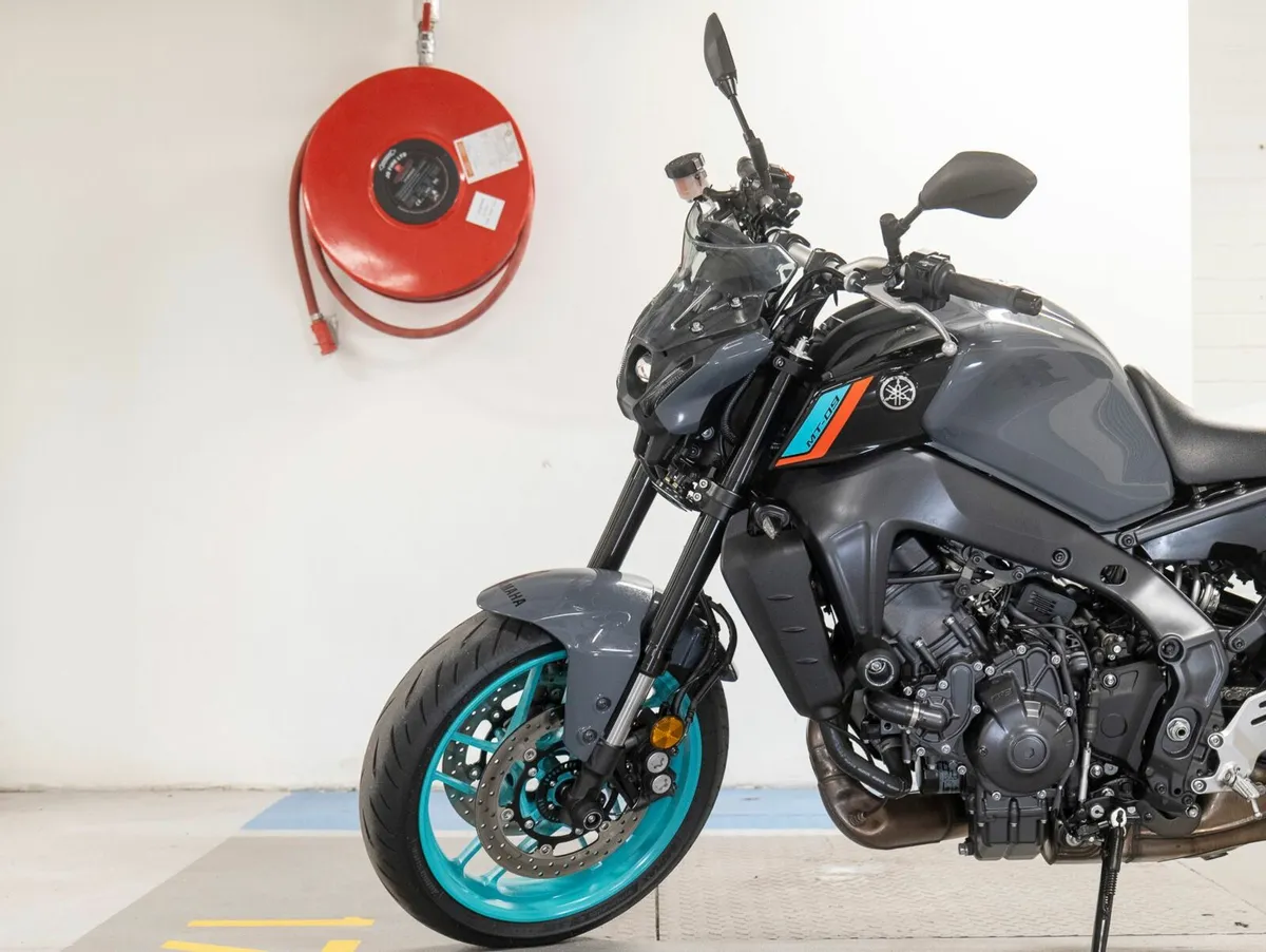 Yamaha MT-09 2024 Grey Cyan Storm - Image 4