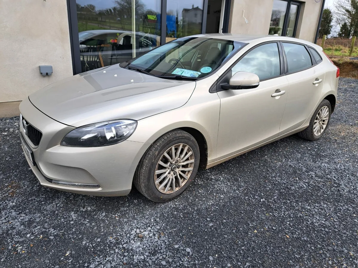 Volvo V40 - Image 2