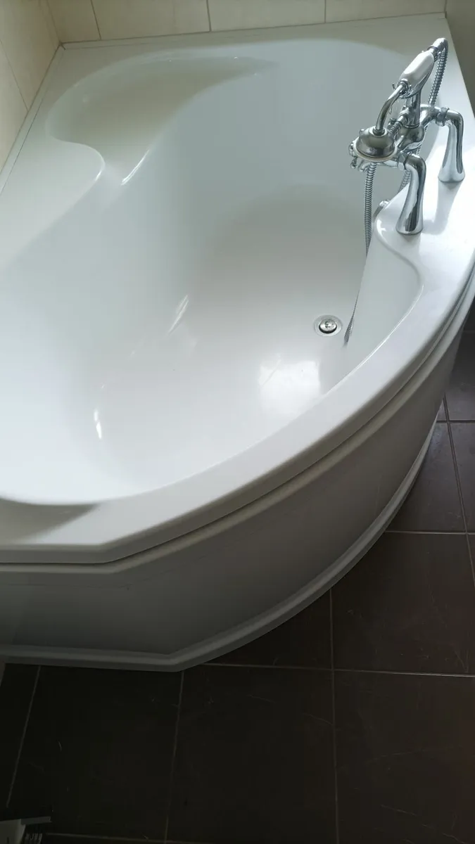 Corner Bath - Image 1