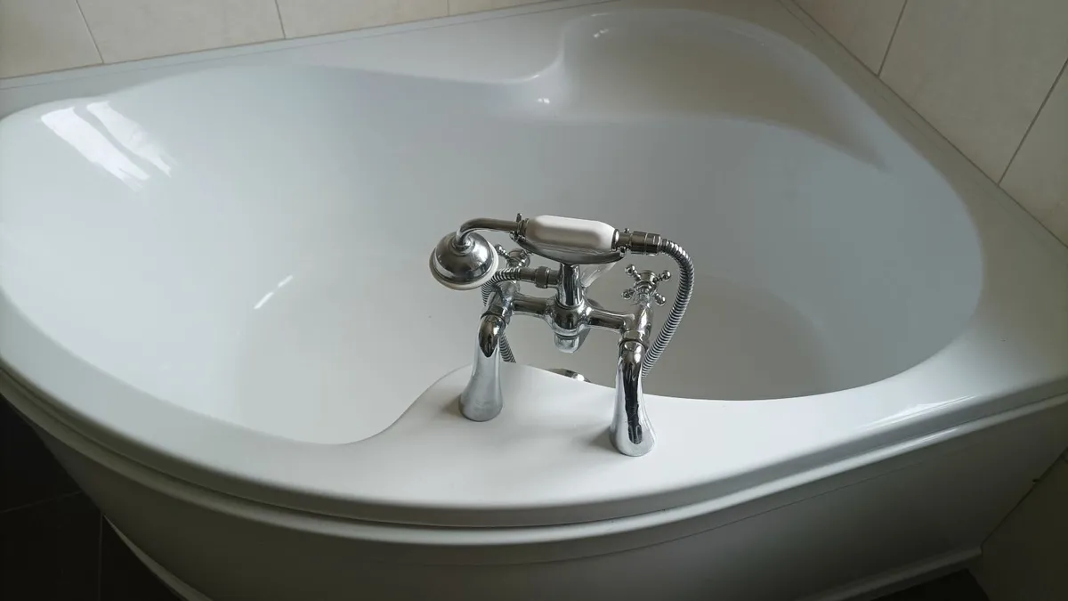 Corner Bath - Image 2