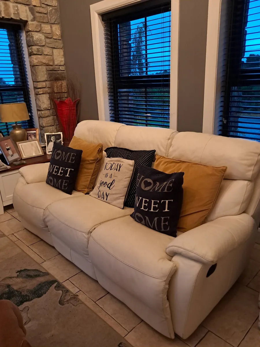 3 seater recliner sofa and 2 recliner chairs - Image 1
