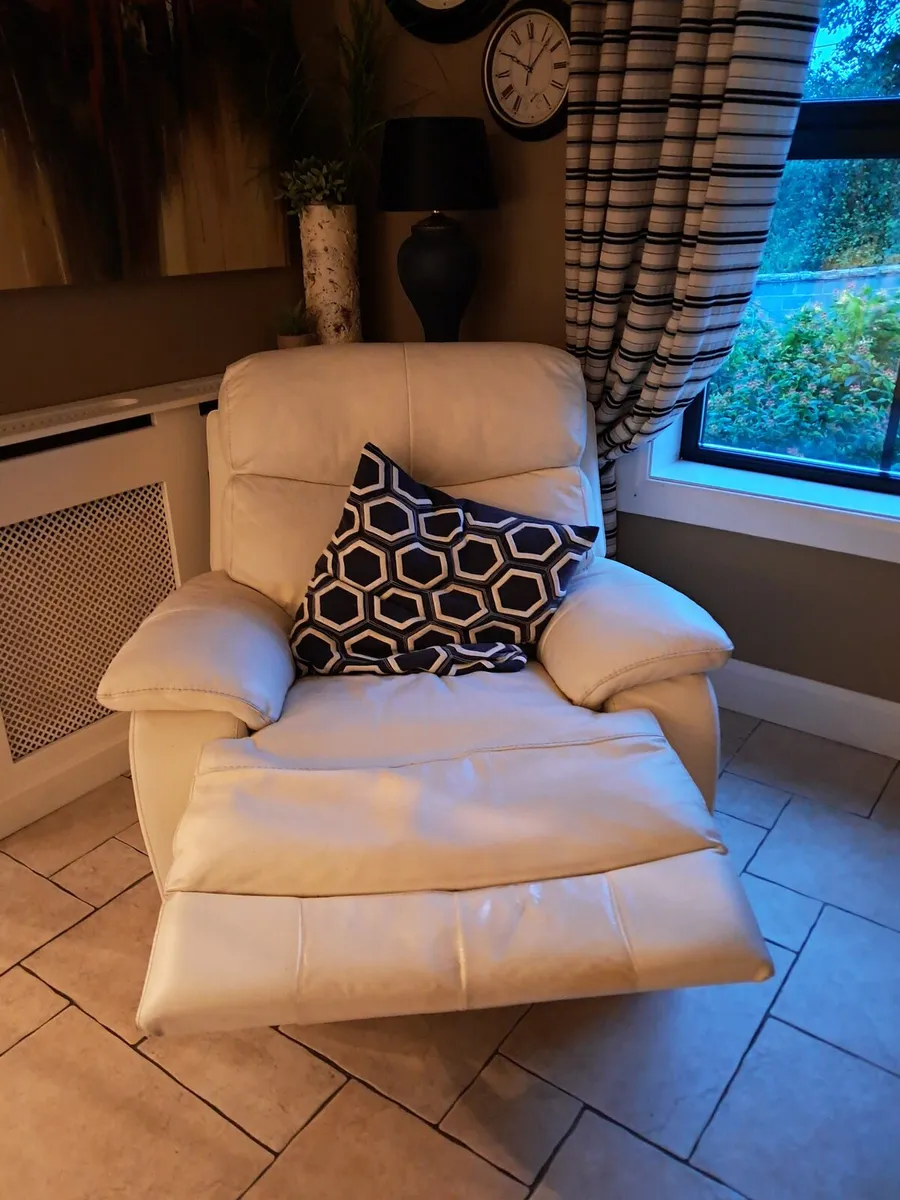 3 seater recliner sofa and 2 recliner chairs - Image 2