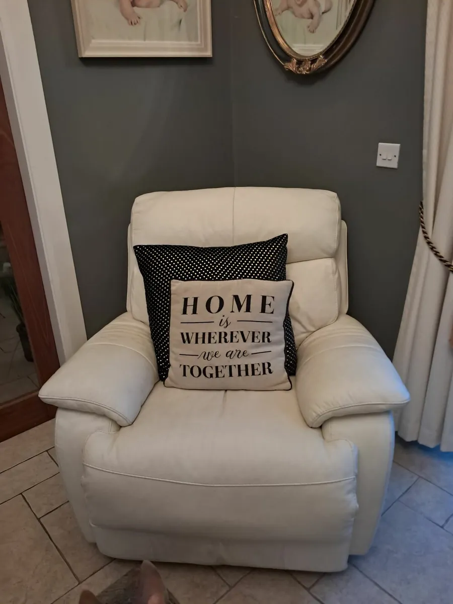3 seater recliner sofa and 2 recliner chairs - Image 3
