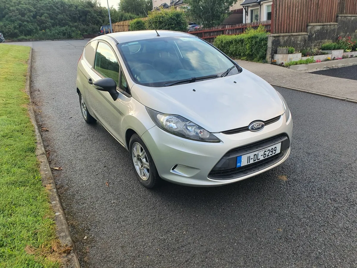 Ford Fiesta 2011 - Image 2